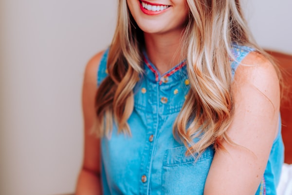 阿根廷队与法国队球员在世界杯决赛中激烈争抢足球的瞬间